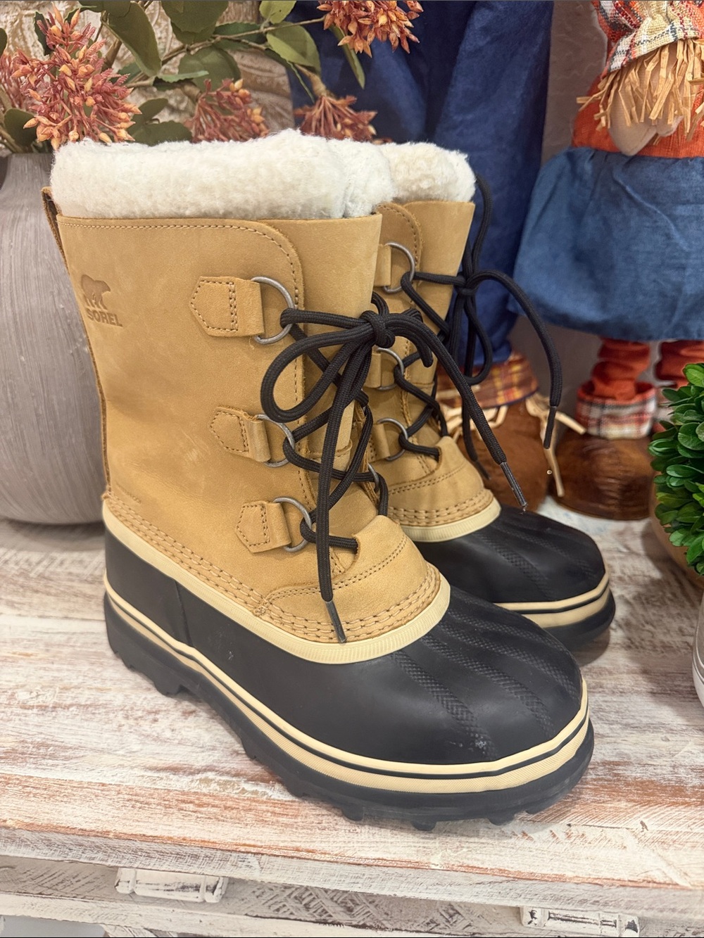 NWOT Sorel Tan and Black Caribou Winter Waterproof Winter Lace-Up Boots